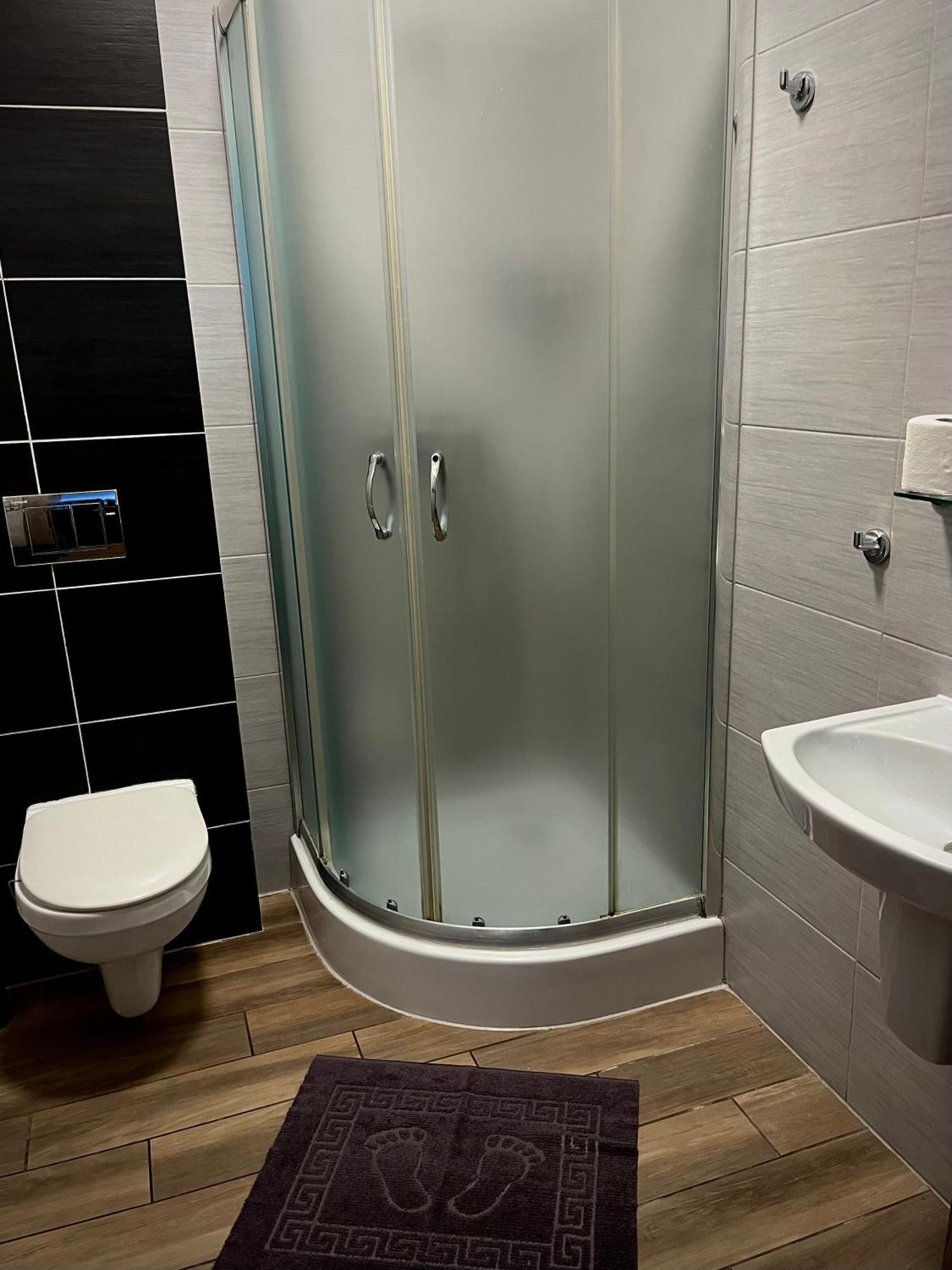 Hostel Azymut Wrzesnia Bagian luar foto
